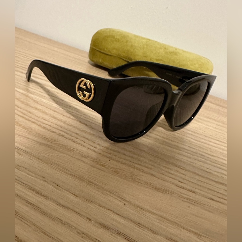 Gucci Sunglasses in Black with Gold Logo - Picture 1 of 6